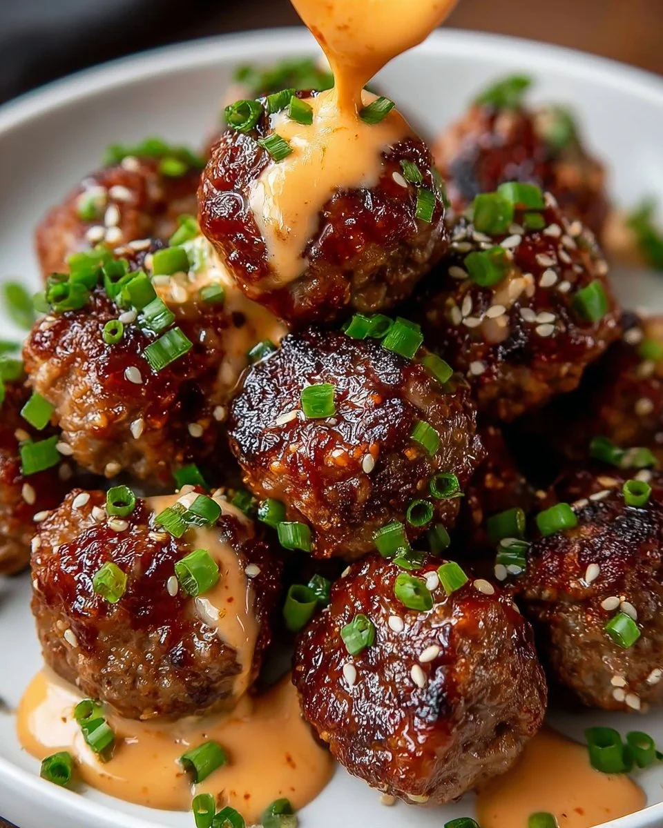 Koreanische BBQ-Fleischbällchen mit scharfer Mayo-Dip